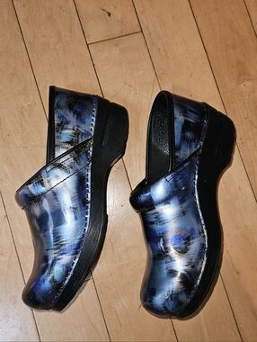 Dansko Women's in Blue Brushstroke Pattern Clogs
